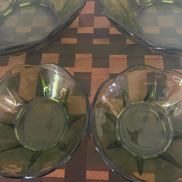 4 Vintage MCM Avocado Green Scalloped Glass (2) 8”Large and (2) 4.5”Small Bowls - Picture 7 of 13